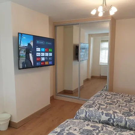 Luxury 3 Bedroom Flat 1min Walk From Underground, With Free Parking Sleeps X10 Apartment London