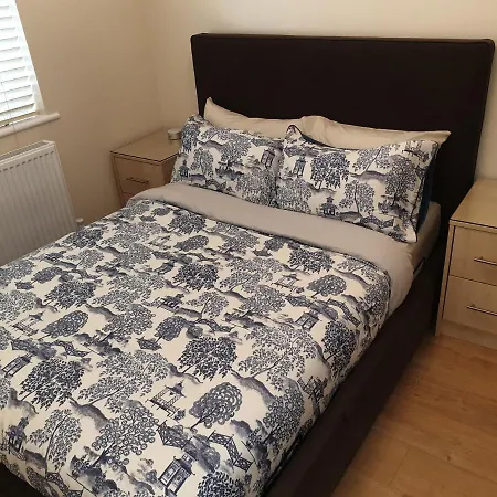 Luxury 3 Bedroom Flat 1min Walk From Underground, With Free Parking Sleeps X10 Apartment