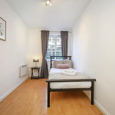 Suites By Rehoboth - The Hyde - London Zone 3 Apartment *