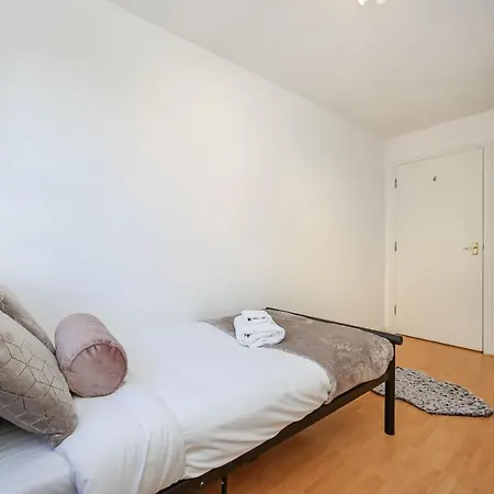 Suites By Rehoboth - The Hyde - London Zone 3 *