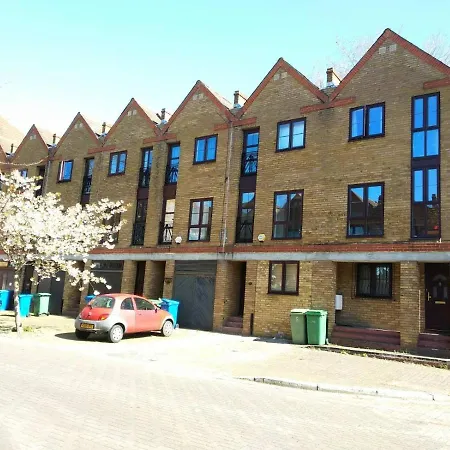 With En-suite And Free Parking Guest house London