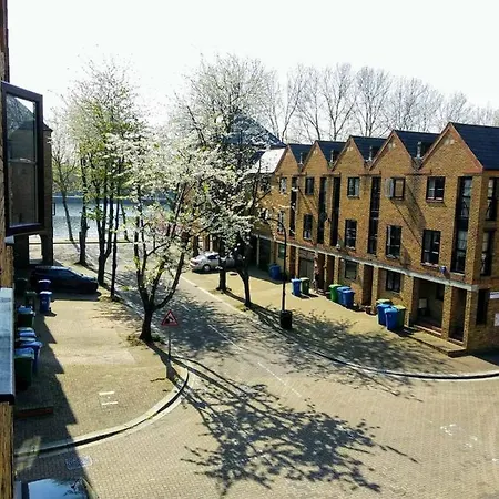 With En-suite And Free Parking Guest house London
