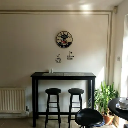 With En-suite And Free Parking Guest house London