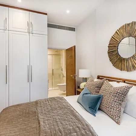 Buckingham & Lloyds 5*