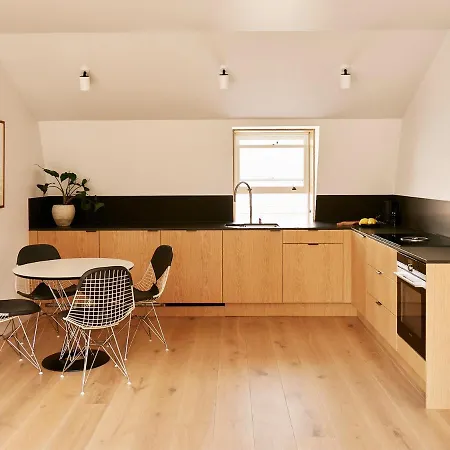 Weymouth Mews 4*