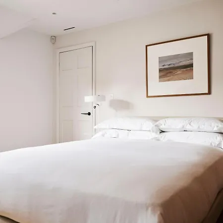 Weymouth Mews 4*