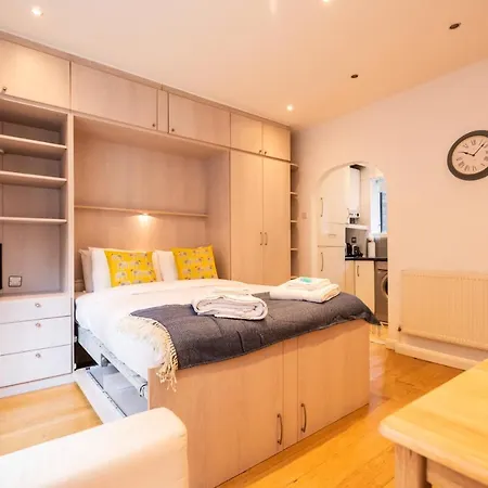 Mali Court Self Contained Modern Studio With Excellent Travel Links Apartment
