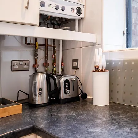 Apartment Mali Court Self Contained Modern Studio With Excellent Travel Links London