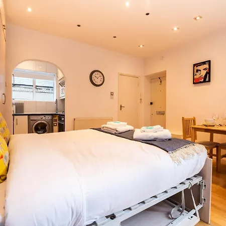 Mali Court Self Contained Modern Studio With Excellent Travel Links *