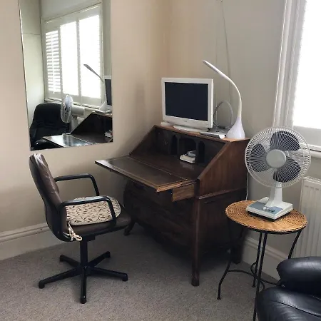 Kew Gardens & National Archives Homestay