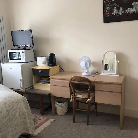 Homestay Kew Gardens & National Archives