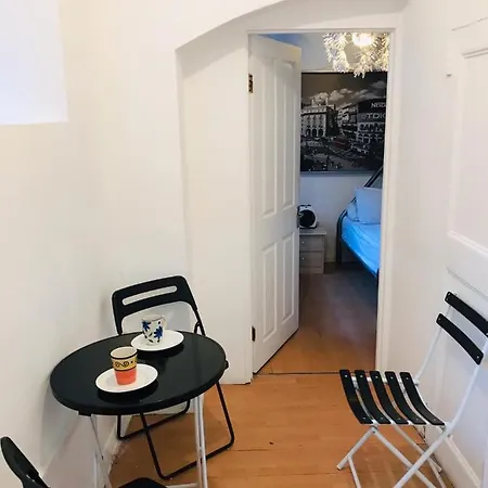 Guest house At 51 London