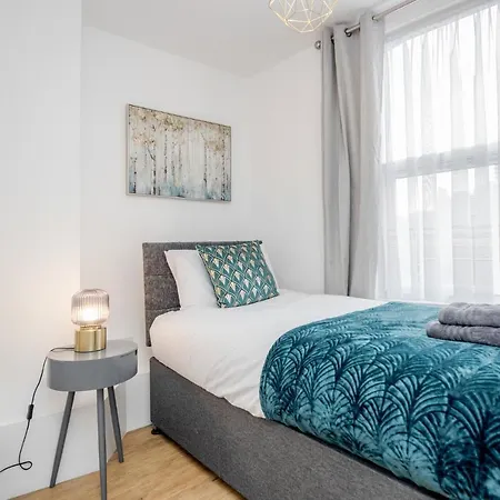 Modern Cosy London Flat By Damask Homes * Ilford