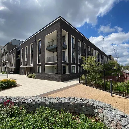 New Luxury 3-bed In The Heart Of The Olympic Park Appartement Londen