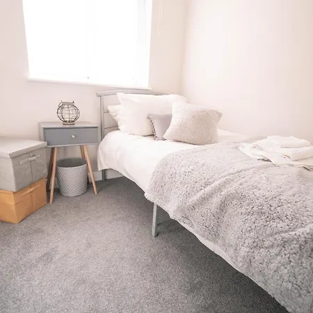 Modern 3 Bed House In Sidcup, Parking Country house