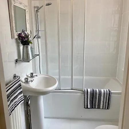 Beautiful 2 Bedroom Flat In Camden דירה *