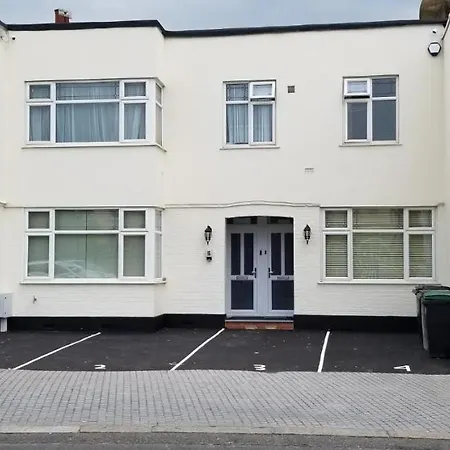 Luxury 3 Bedroom Flat 1min Walk From Underground, With Free Parking Sleeps X10