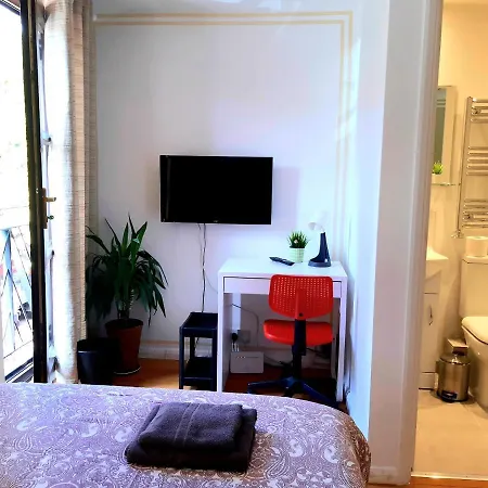 With En-suite And Free Parking Guest house 3*