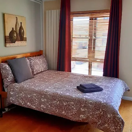 With En-suite And Free Parking Guest house 3*