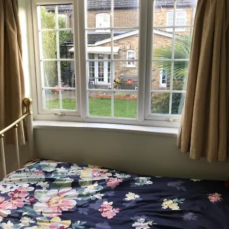 Cosy Annex In Fairlop * Ilford