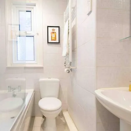 Large 3 Bedroom Modern Close To London *