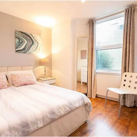 Large 3 Bedroom Modern Close To London Finchley