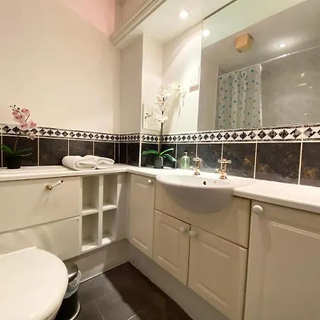 Apartment Next To Victoria Station London