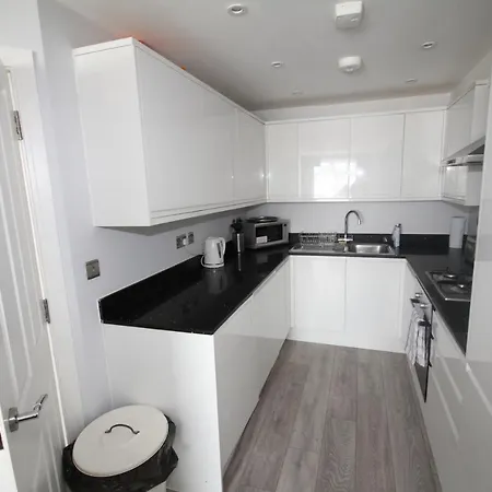 Holden Court - 3 * West Drayton (Middlesex)