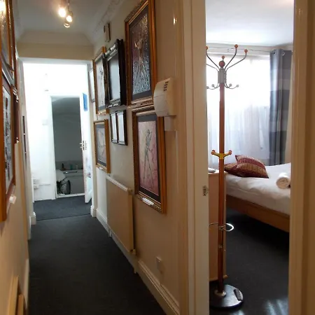 Homestay Double With Private Bathroom In Flat Centre