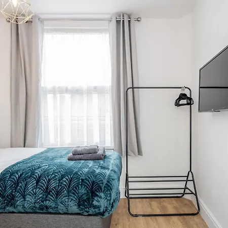 Modern Cosy London Flat By Damask Homes Ilford