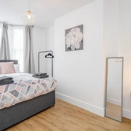 Modern Cosy London Flat By Damask Homes * Ilford