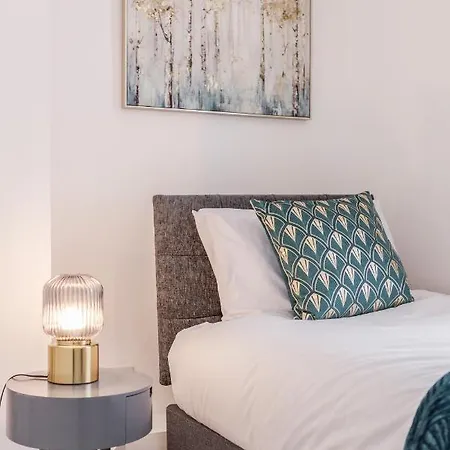 Modern Cosy London Flat By Damask Homes Apartment