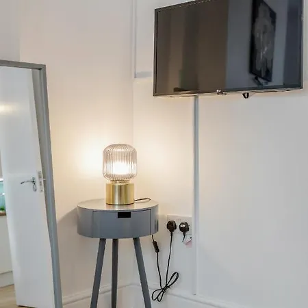 Apartment Modern Cosy London Flat By Damask Homes *