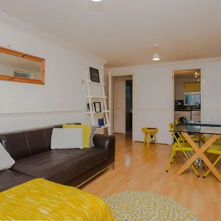 Contemporary 1bedroom Flat In Camberwell Oval Apartment London