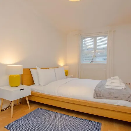 Contemporary 1bedroom Flat In Camberwell Oval London