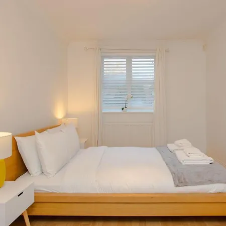 Contemporary 1bedroom Flat In Camberwell Oval Apartment