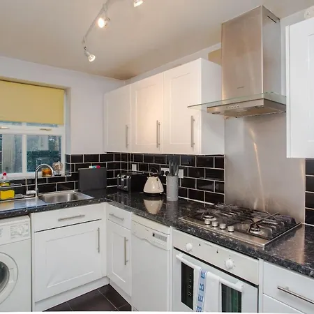 Contemporary 1bedroom Flat In Camberwell Oval London
