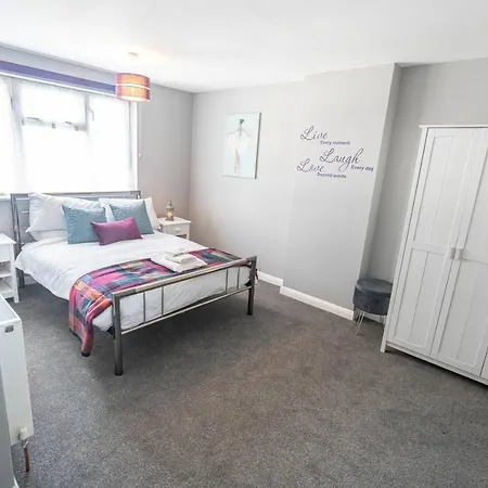 Country house Modern 3 Bed House In Sidcup, Parking *