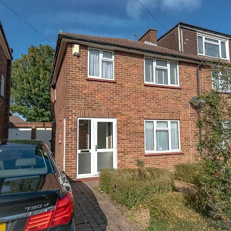 Modern 3 Bed House In Sidcup, Parking Country house Sidcup