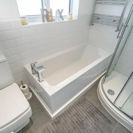 Modern 3 Bed House In Sidcup, Parking *