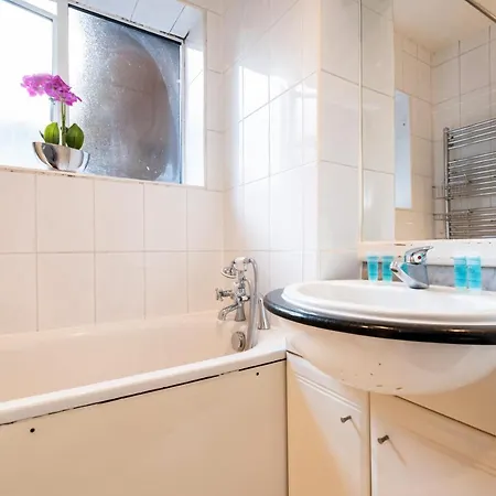 Mali Court Self Contained Modern Studio With Excellent Travel Links London