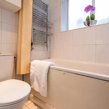 Mali Court Self Contained Modern Studio With Excellent Travel Links