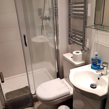 With En-suite And Free Parking Guest house