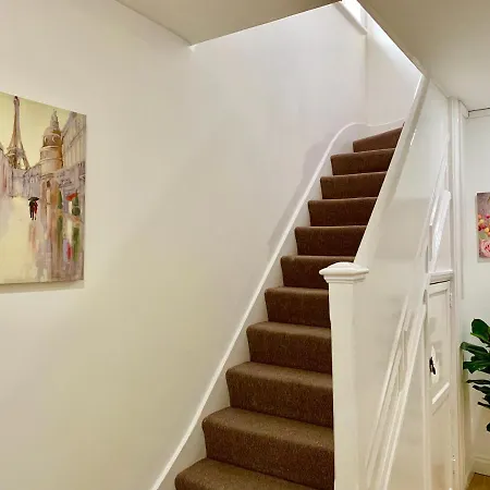 4 Bedrooms, 3 Baths, Full Kitchen And Lounge, Garden, Free Parking Appartement *