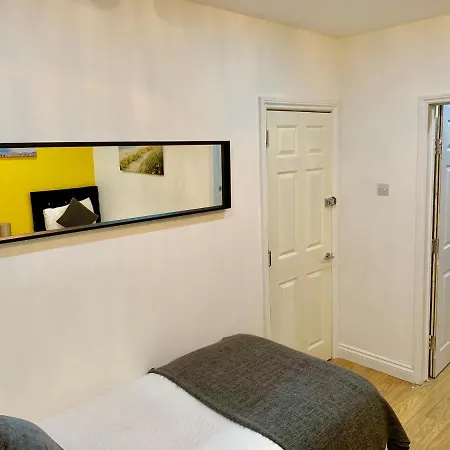 Appartement 4 Bedrooms, 3 Baths, Full Kitchen And Lounge, Garden, Free Parking *