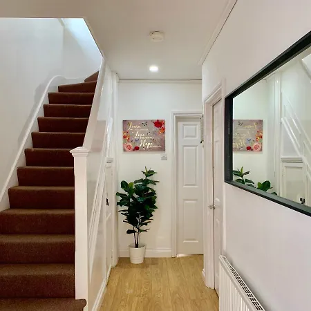 Appartement 4 Bedrooms, 3 Baths, Full Kitchen And Lounge, Garden, Free Parking *