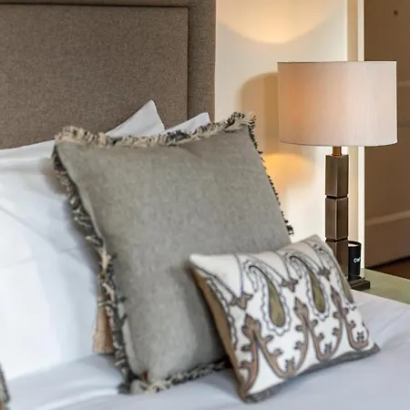 Grosvenor Gardens By Capital Apartment *