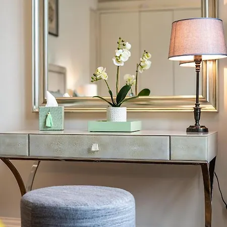 Grosvenor Gardens By Capital Apartment