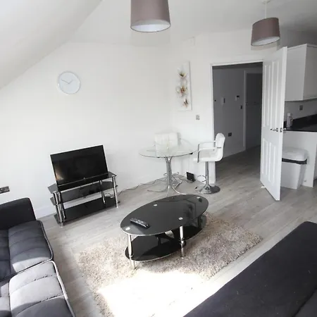 Holden Court - 6 *