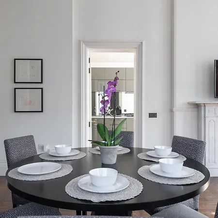 Grosvenor Gardens By Capital Apartment